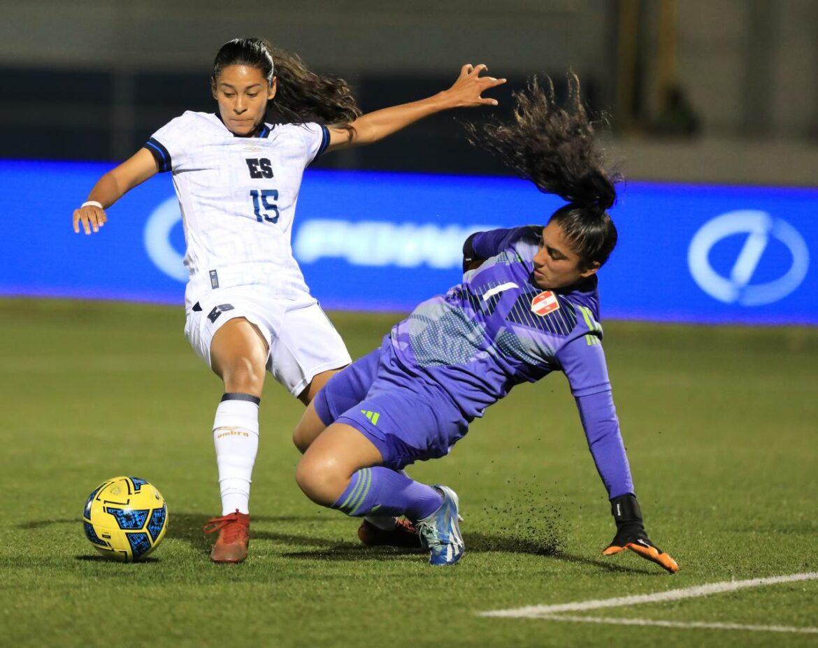 La selección femenina de El Salvador venció por 3-0 a Perú