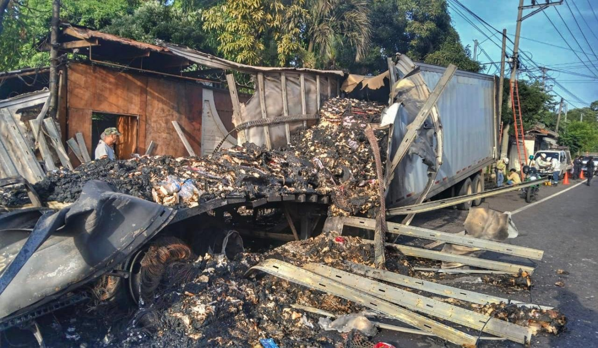 Muere conductor de camión que transportaba pan tras ser impactado por un sedán que provocó un incendio