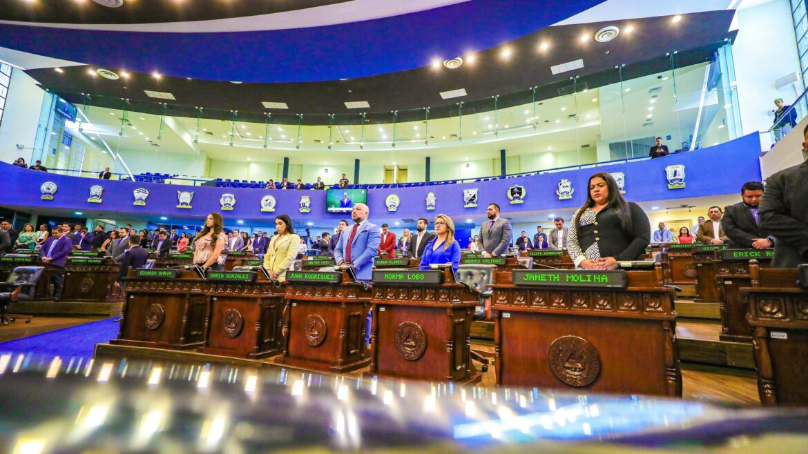 Diputados honran el legado del maestro Dagoberto Gutiérrez con un minuto de silencio