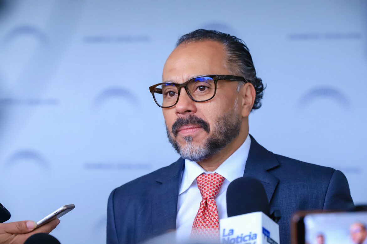 Ernesto Castro confirmó que ya «corrigieron» el «abuso» sobre los $20 mil que habría recibido Claudia Ortiz