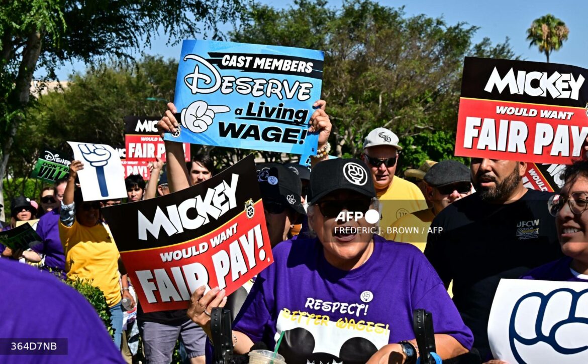 Trabajadores de Disneylandia amenazan con una huelga por sus salarios