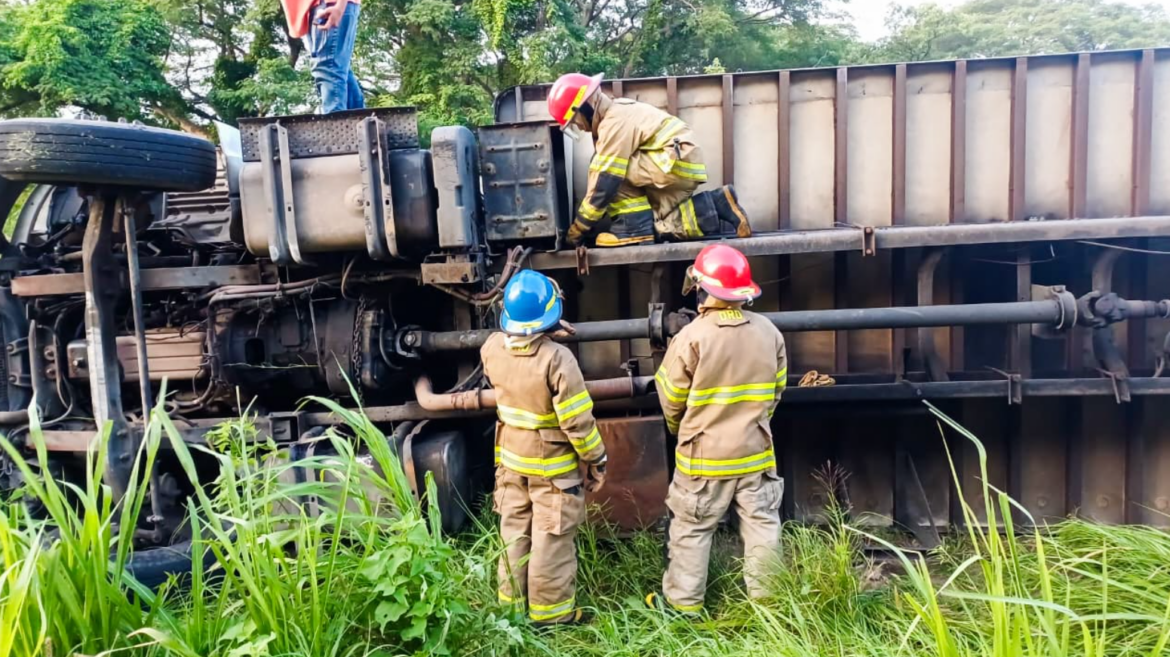 Fuerte accidente deja a un camión volcado en la autopista hacia Comalapa