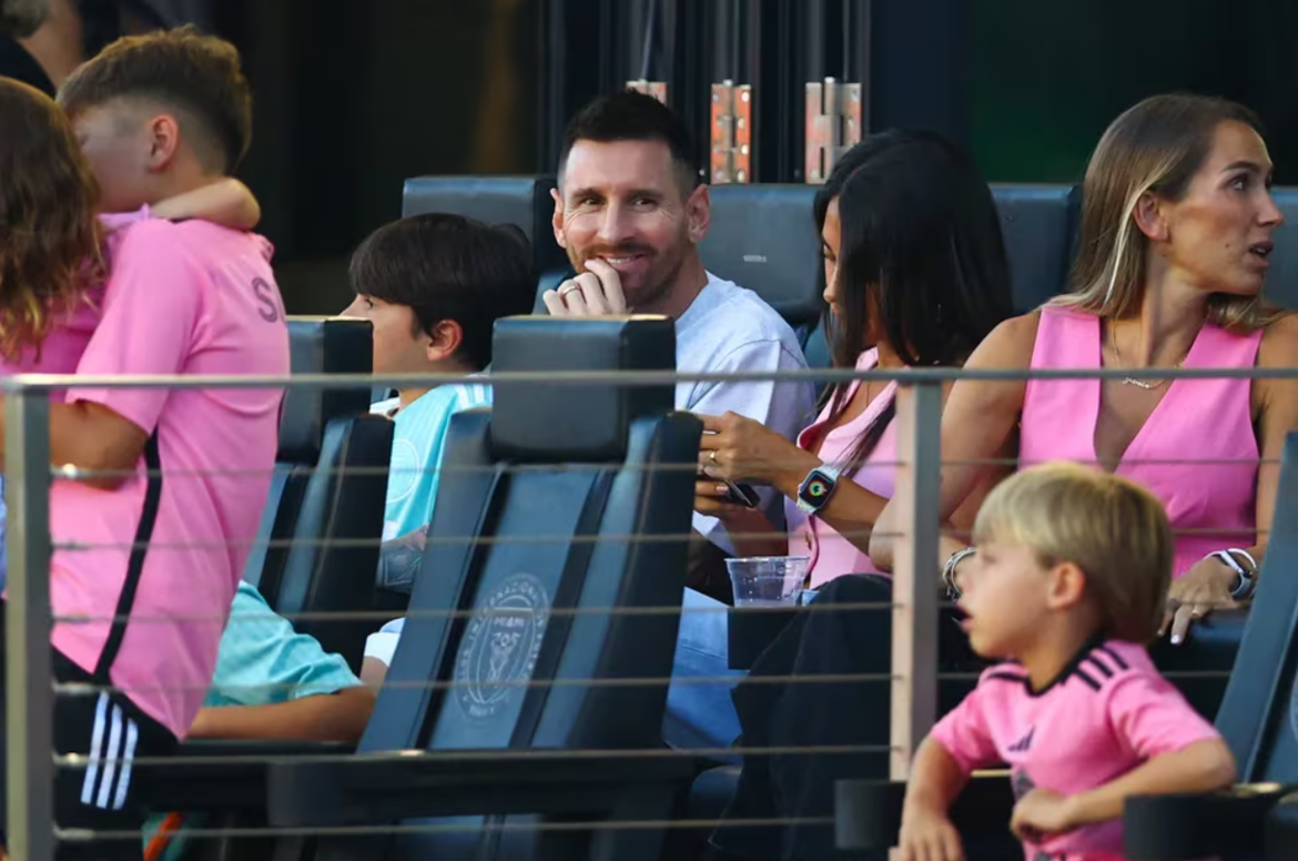 Messi reapareció públicamente tras la conquista de la Copa América con una bota para proteger su tobillo derecho