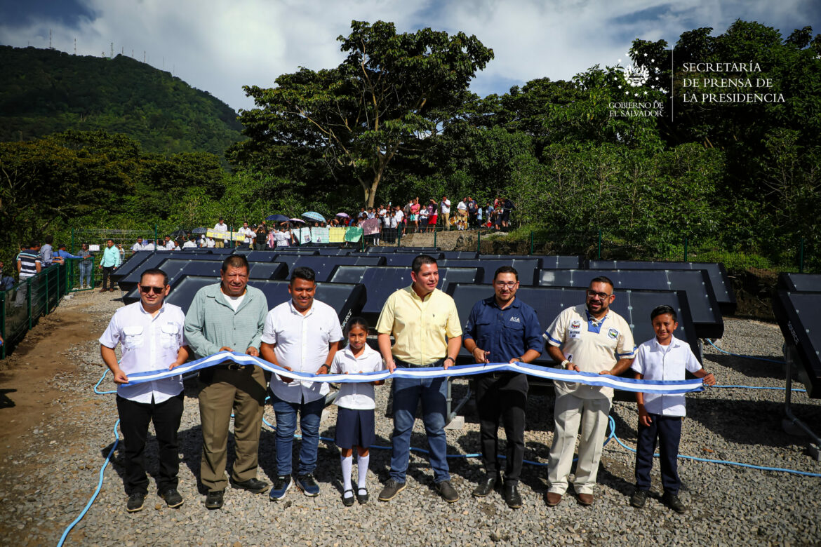 Inauguran moderno sistema de abastecimiento de agua potable generada atmosféricamente con energía solar en Nejapa