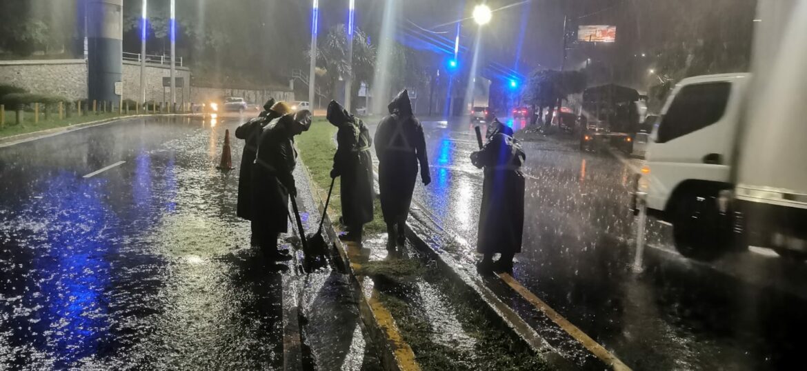 Inundaciones y árboles caídos tras fuerte tormenta en San Salvador