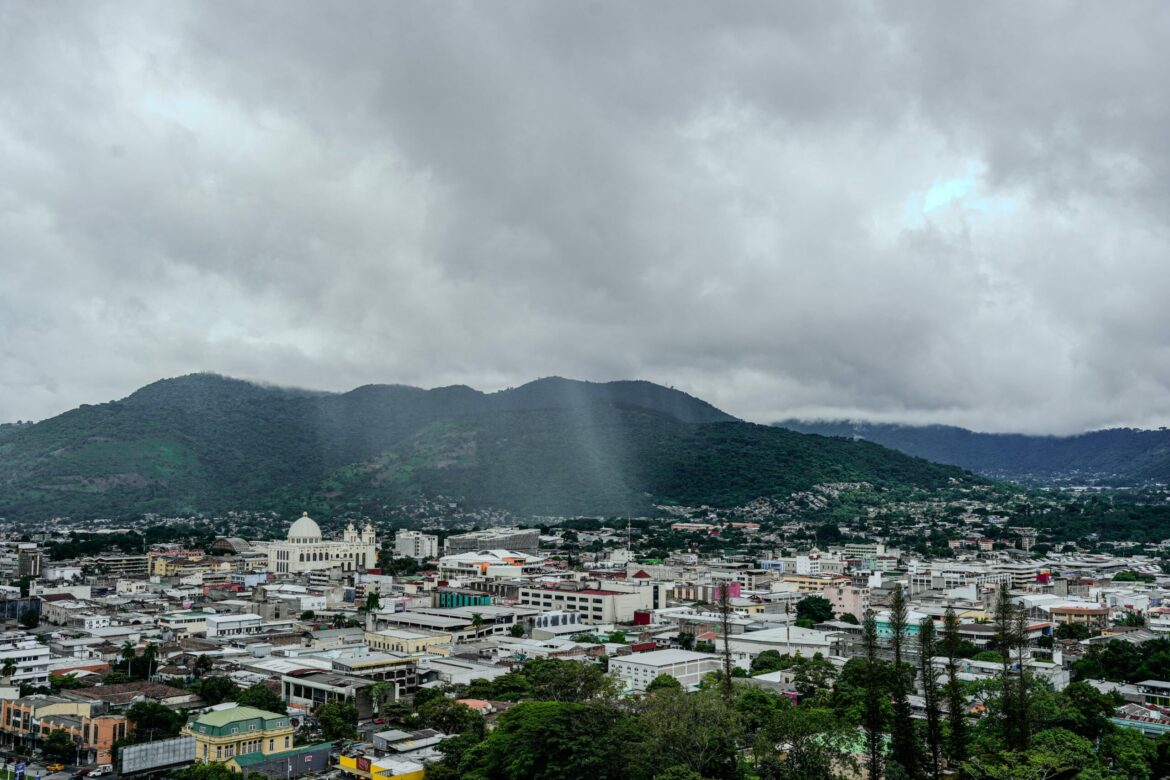 Seguirán tormentas con actividad eléctrica, ráfagas de viento y caída de granizo este viernes