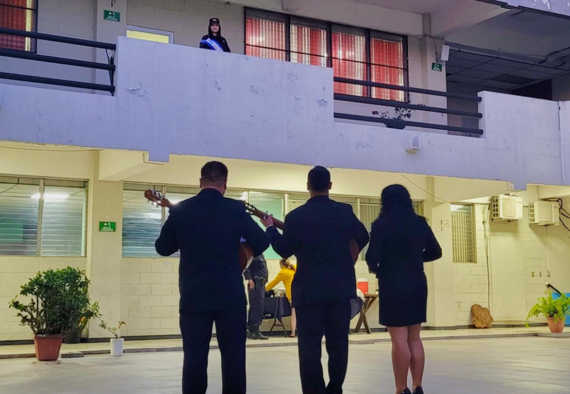 Delegación de Santa Ana dio una serenata a la reina de la Policía como parte de las Fiestas Julias
