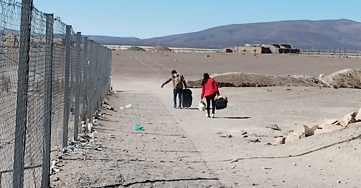 Diputados chilenos sugieren suspensión temporal de la entrada de migrantes de 13 países a su país, entre ellos de El Salvador