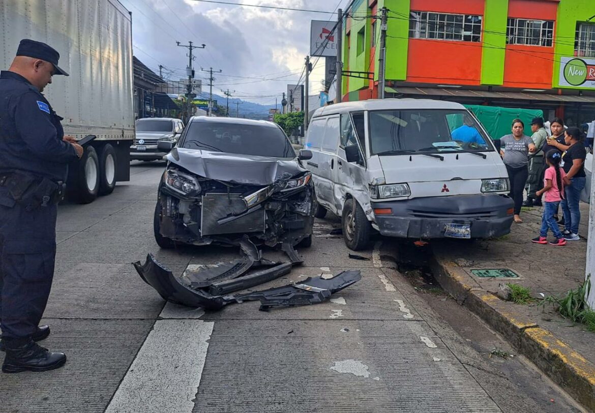 Menor que caminaba en Santa Tecla herido tras ser alcanzado por un choque entre vehículos