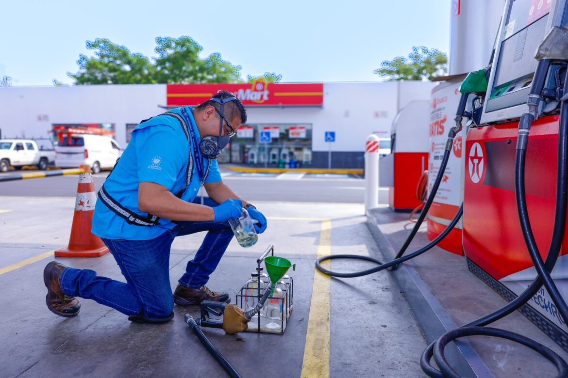 Hallazgo de 1/8 de agua en uno de los tanques de almacenamiento de la Texaco Juan Pablo Segundo en San Salvador Centro
