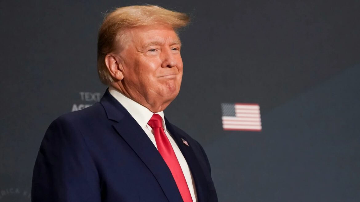 Trump retoma la campaña contra un debilitado Biden