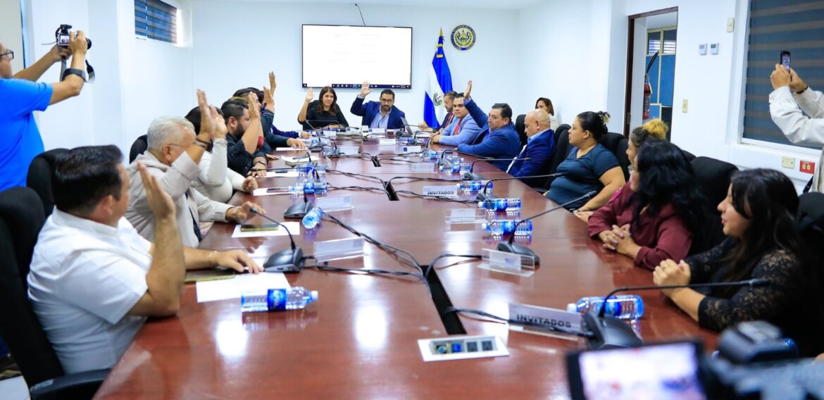 Legalizarán propiedades de familias de escasos recursos económicos de la comunidad Machado en San Miguel