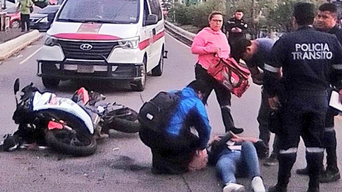 Dos motociclistas lesionados tras chocar contra un vehículo en la Troncal del Norte