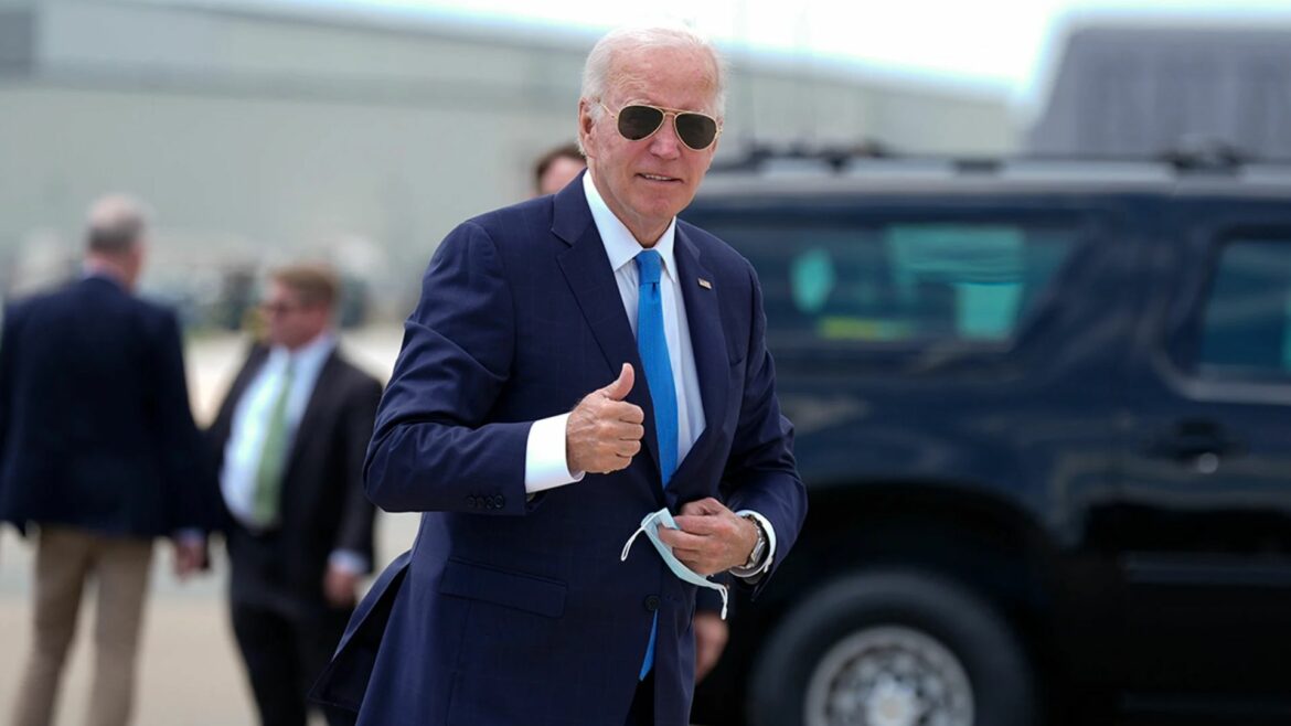Biden aparece por primera vez en público tras poner fin a su campaña presidencial