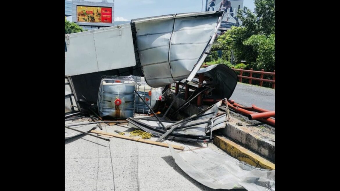 Furgón vuelca sobre vallas separadoras en carretera Panamericana
