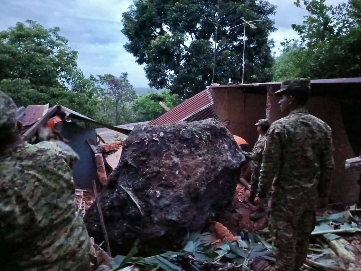 Un gran roca cayó en una vivienda de Santa Ana