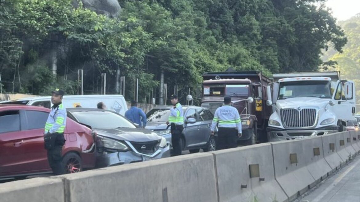 Al menos cinco afectados en múltiple accidente de tránsito en Los Chorros