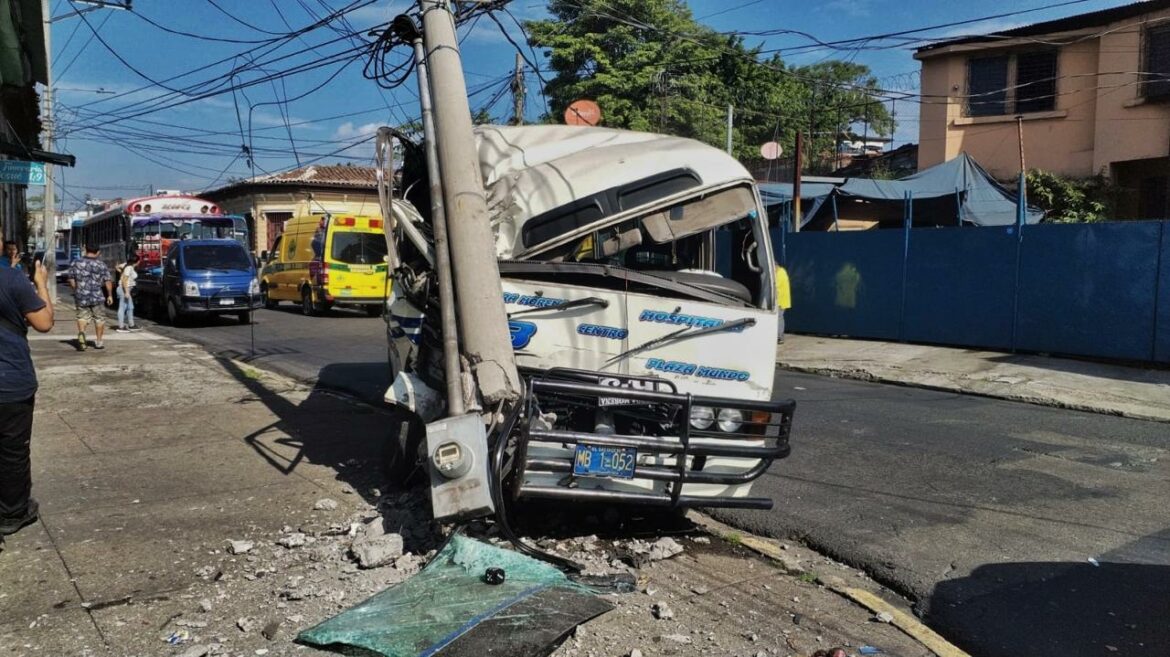 Varios pasajeros lesionados tras la ruta 3 chocar con un poste, en San Salvador