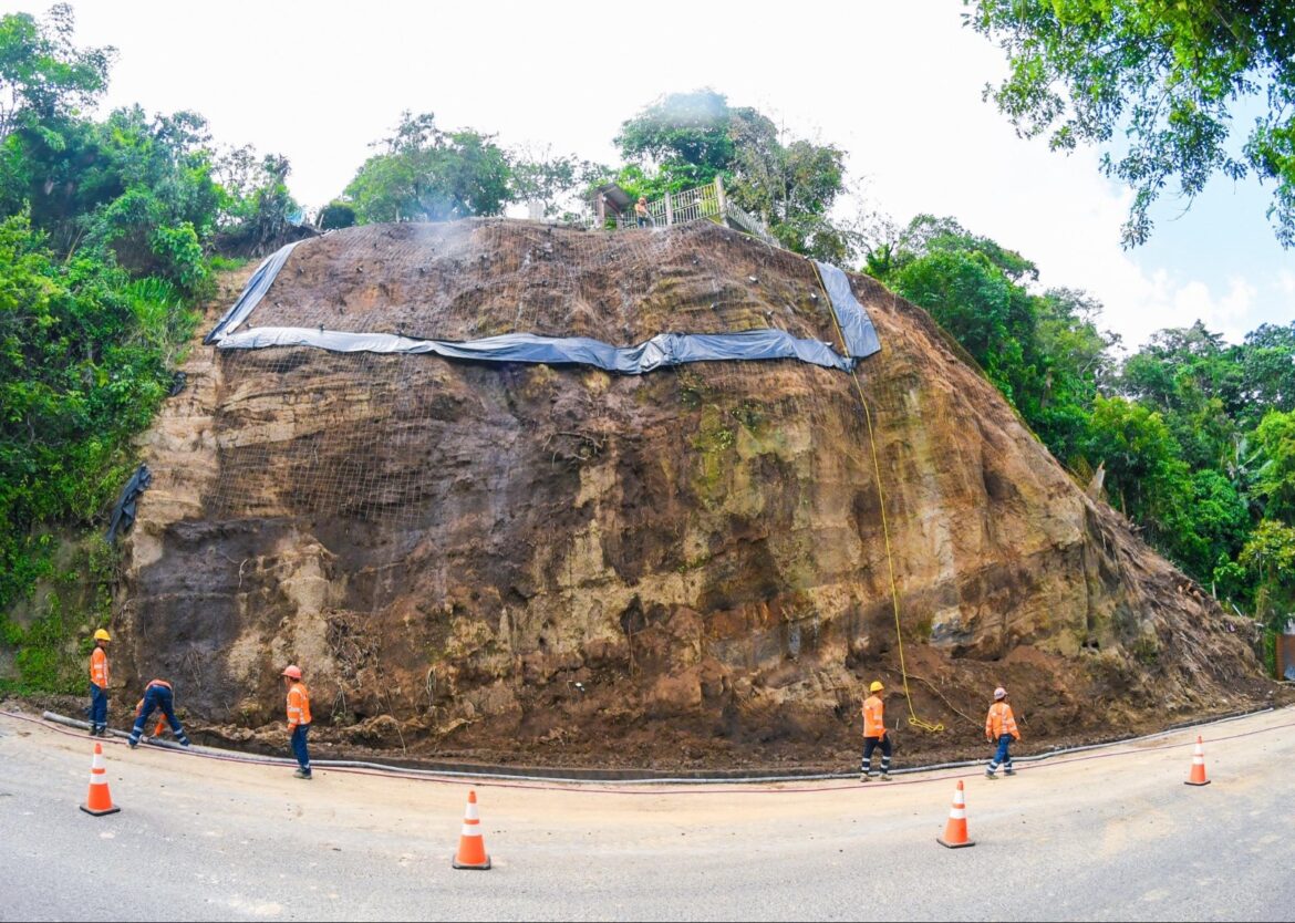 Ministro Rodríguez supervisa obras de mitigación en carretera a Los Planes de Renderos