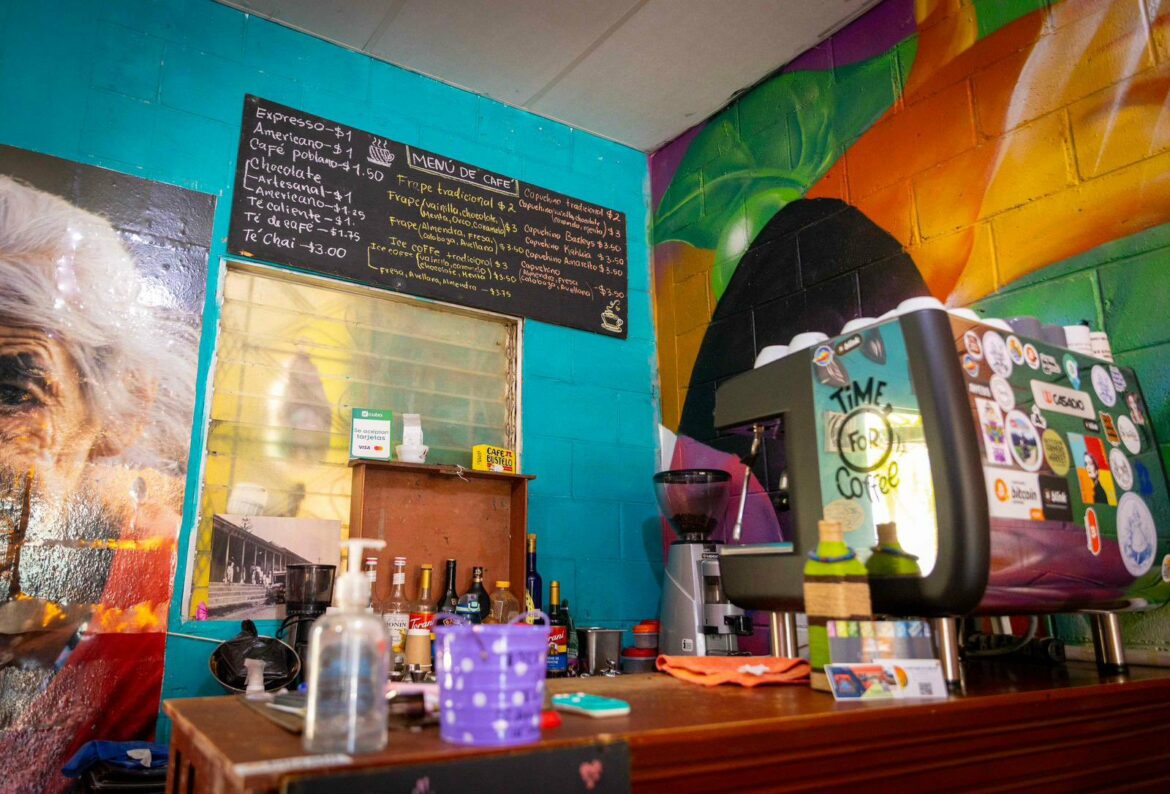 Emprendedores de Berlín reciben donación de las 200 libras de café, azúcar y tazas: «El Salvador está lleno de joyas escondidas», afirmó el Pdte. Bukele