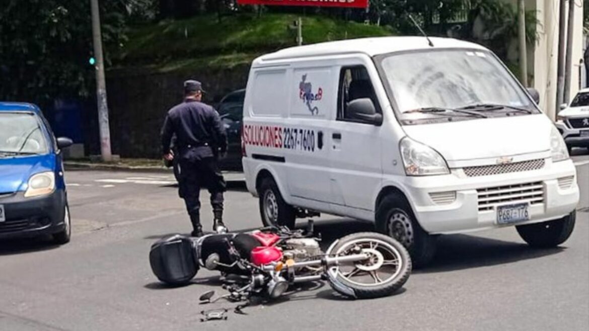 Motociclista y conductor de vehículo involucrados en un accidente de tránsito en bulevar Constitución