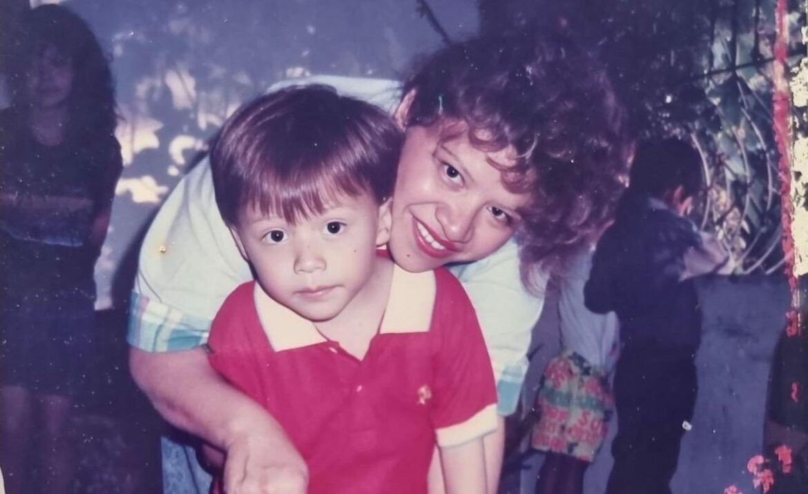 Youtuber José Valladares: «un nuevo ángel ha partido al cielo, mi maestra de vida, mi mamá»