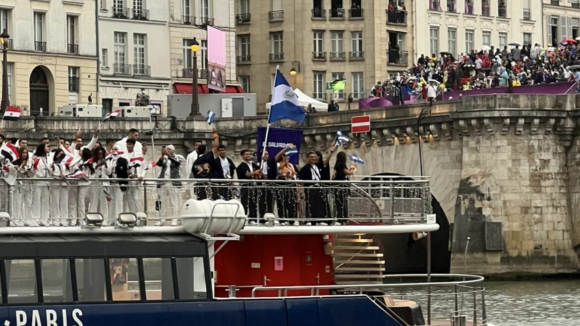 Atletas salvadoreños presentes en la ceremonia de apertura de los Juegos Olímpicos París 2024