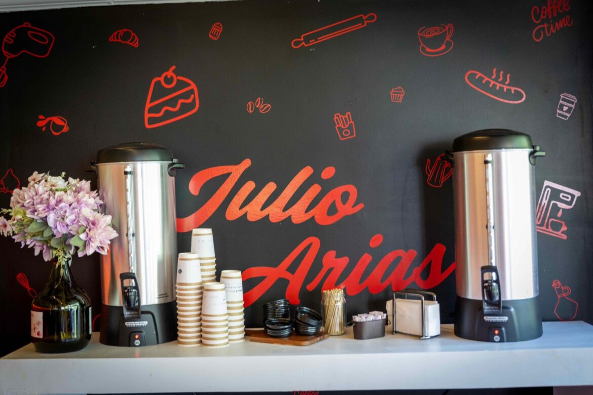 Negocio «Julio Arias» carretera Litoral, recibe la donación de café de la finca del presidente Bukele
