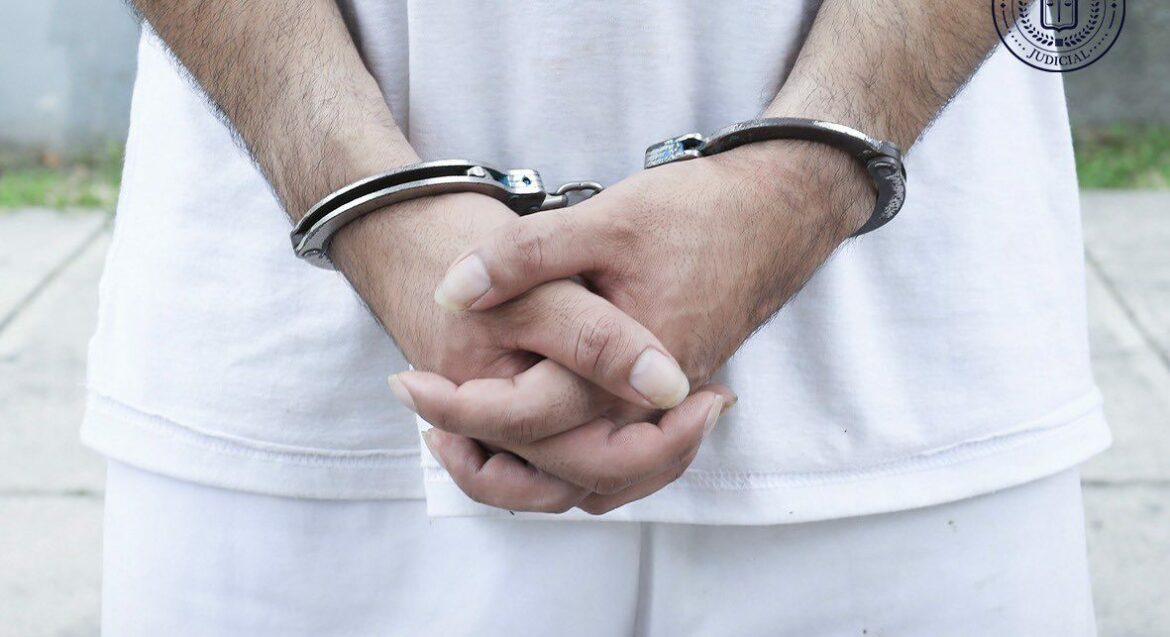 Hombre asfixió a su novia, abandonó su cuerpo y se deshizo de sus pertenencias, pero la víctima estaba viva