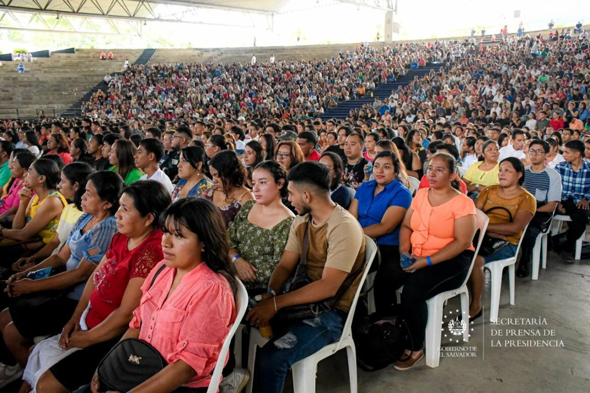 Dirección de Integración entrega dos mil becas universitarias