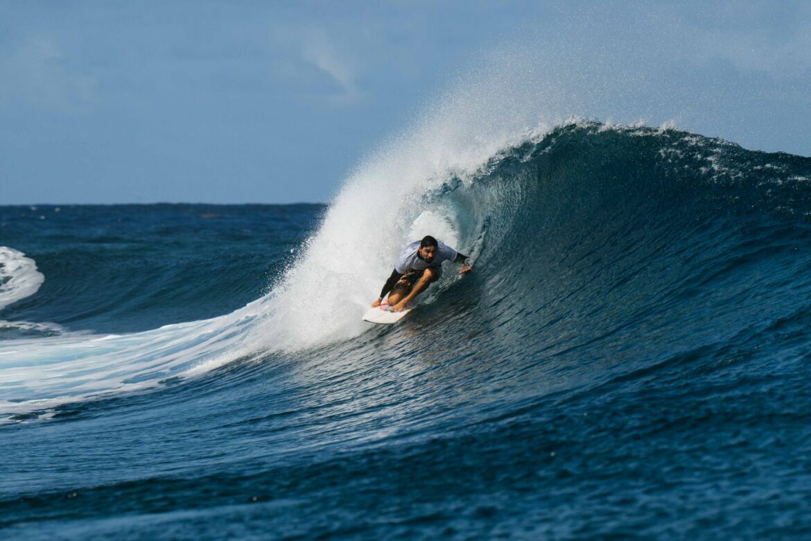 Surfista salvadoreño, Bryan Pérez, avanzan a la segunda ronda eliminatoria de los Juegos Olímpicos