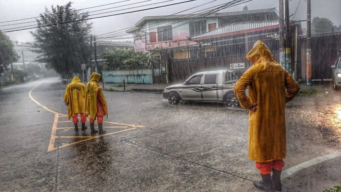 Protección Civil emite aviso por fuertes lluvias y tormentas debido al paso de una onda tropical