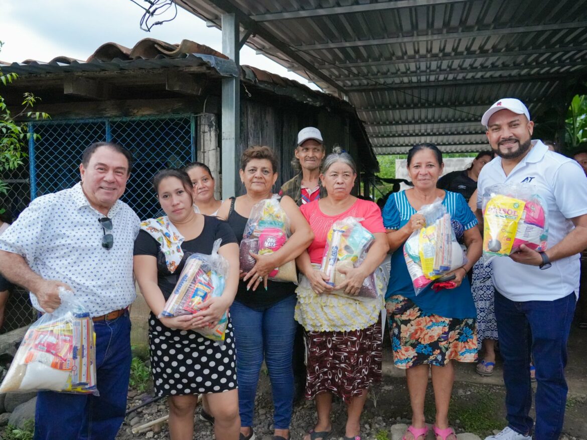 Diputado Carballo y alcalde Torres entregan víveres a familias afectadas por las lluvias