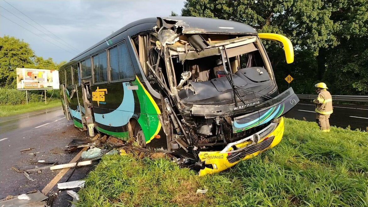 Varios lesionados en choque de buses de las rutas 260 y 205