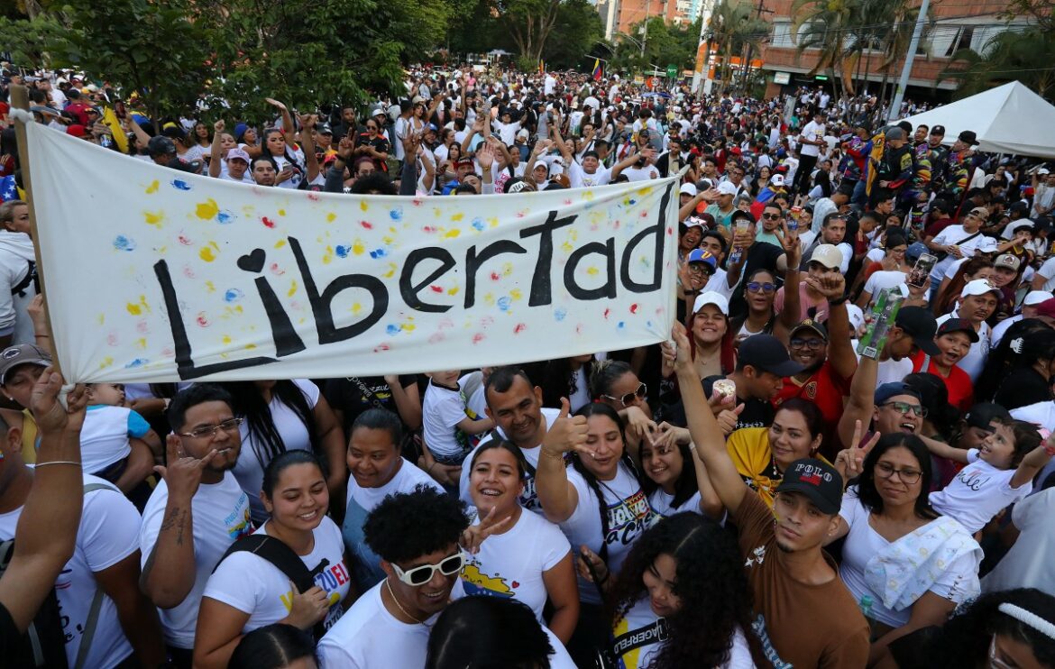 Venezuela contiene el aliento a la espera de presidencial que amenaza a Maduro