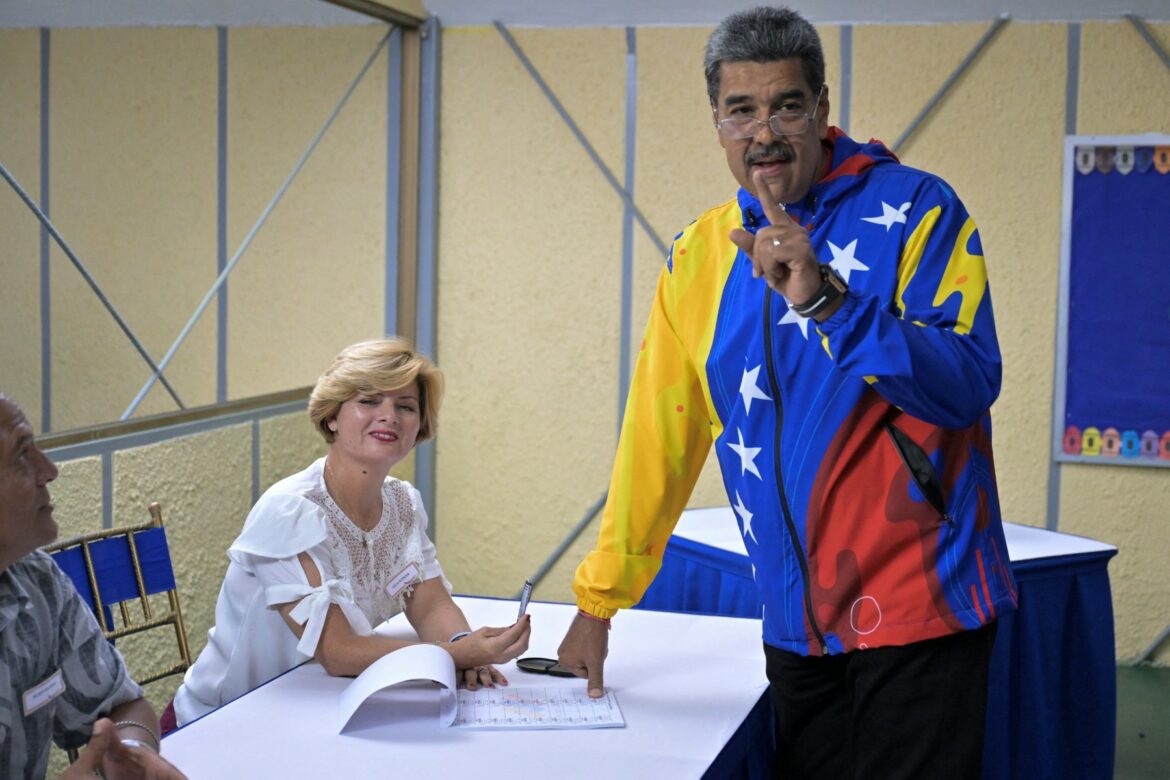 Venezuela denuncia una «operación de intervención» contra sus comicios por nueve países