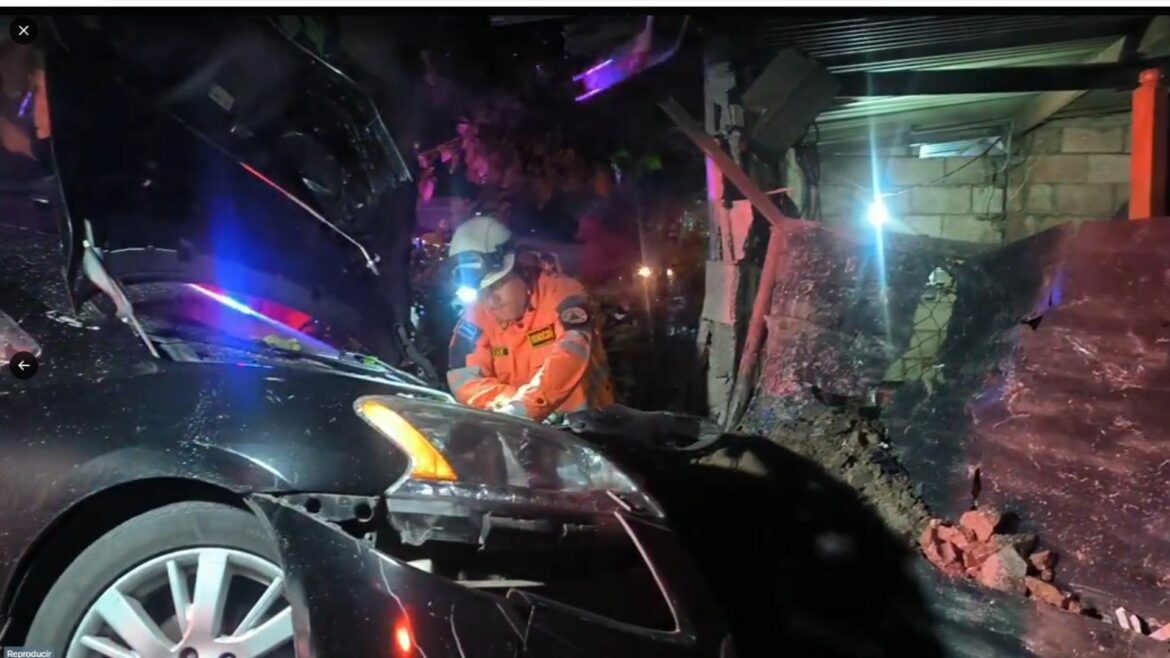 Vehículo tipo sedán colisionó con una vivienda y dejó a una persona lesionada