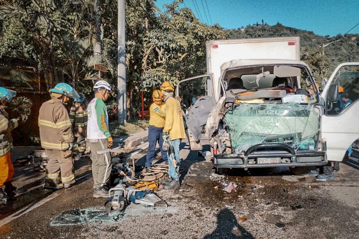 Una persona lesionada en un fuerte accidente de tránsito en la autopista hacia Comalapa, en San Marcos