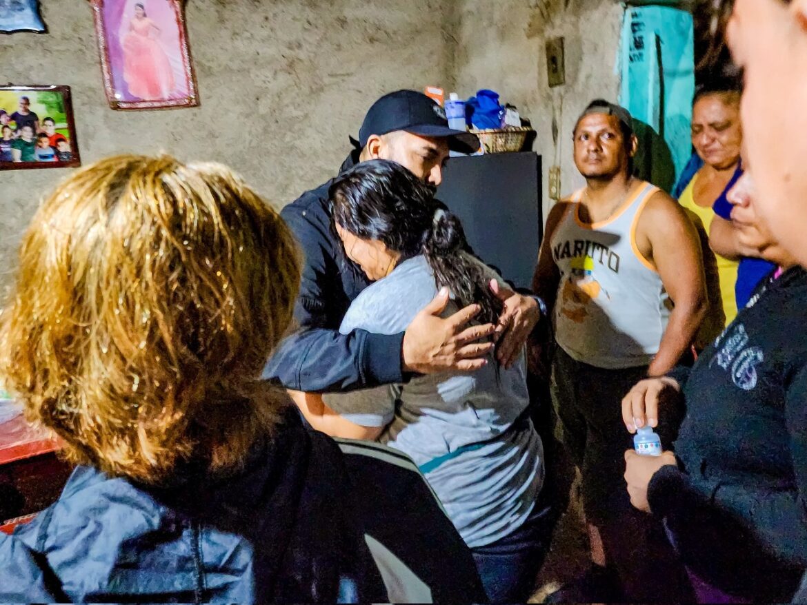Torres entregó ayuda a la familia del menor que murió en una quebrada de El Platanar, Moncagua