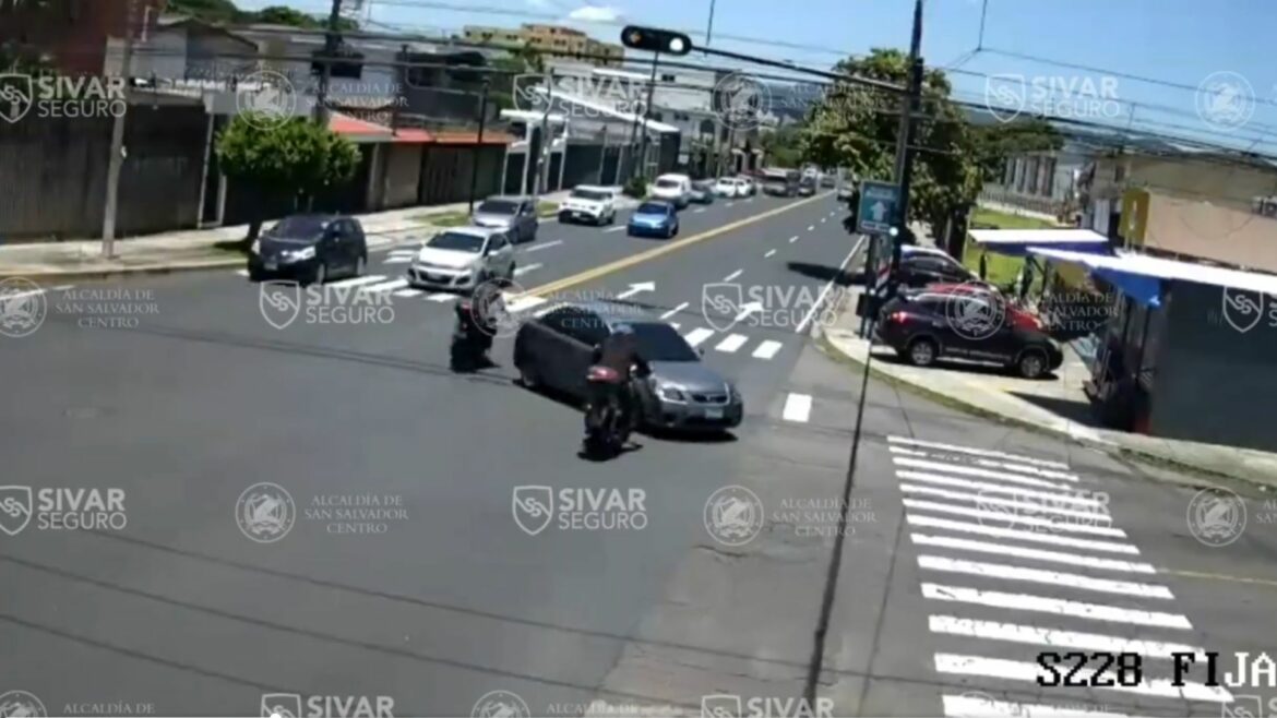 Motociclista sufre accidente de tránsito luego de impactar contra un vehículo en la avenida Bernal, San Salvador