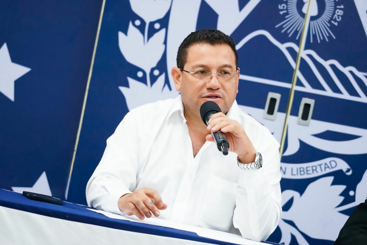 Ministro Castro anuncia construcción de vivienda digna para «transformar la vida de una familia»