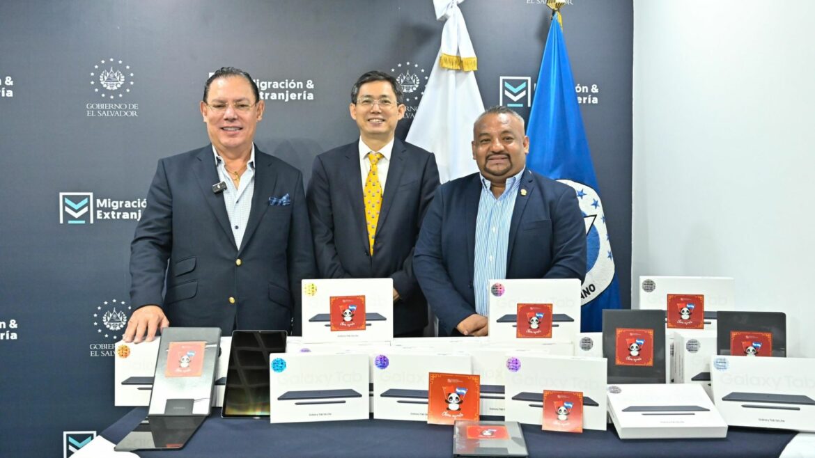 Embajada China dona dispositivos electrónicos para reforzar servicios migratorios en el país