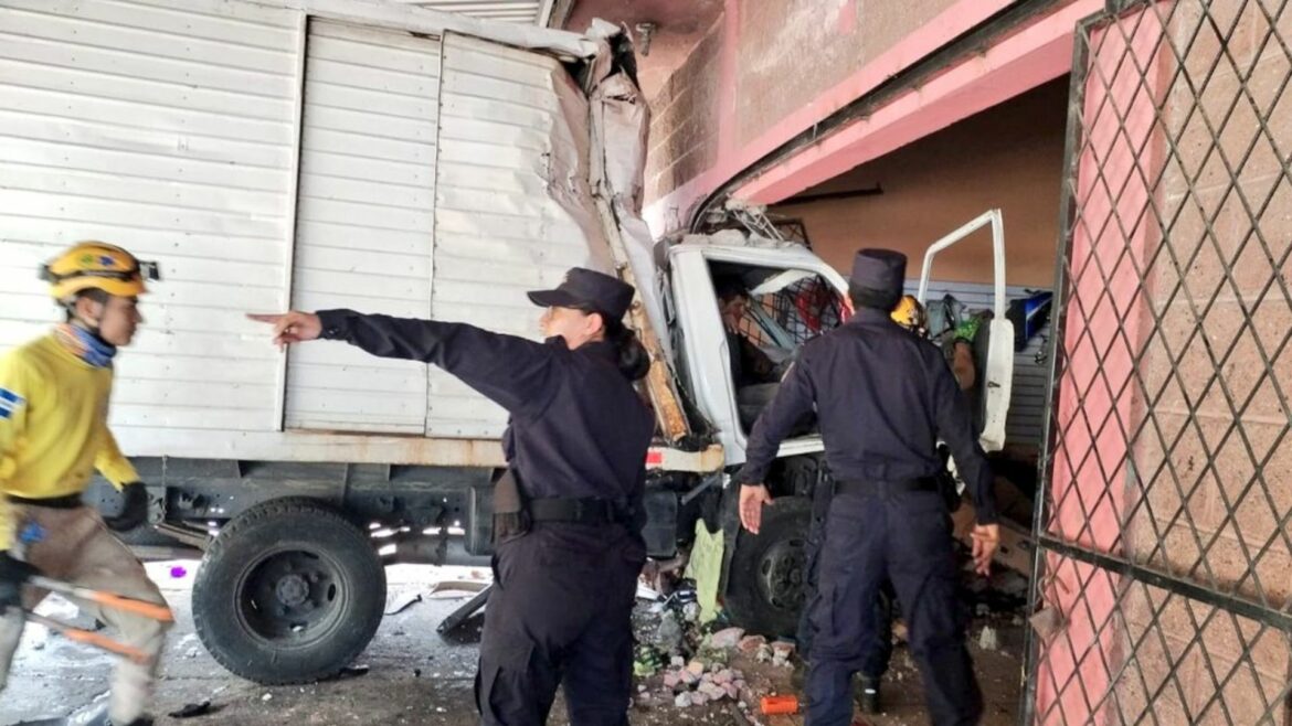 Camión choca contra un carwash y atropella a dos personas en Aguilares