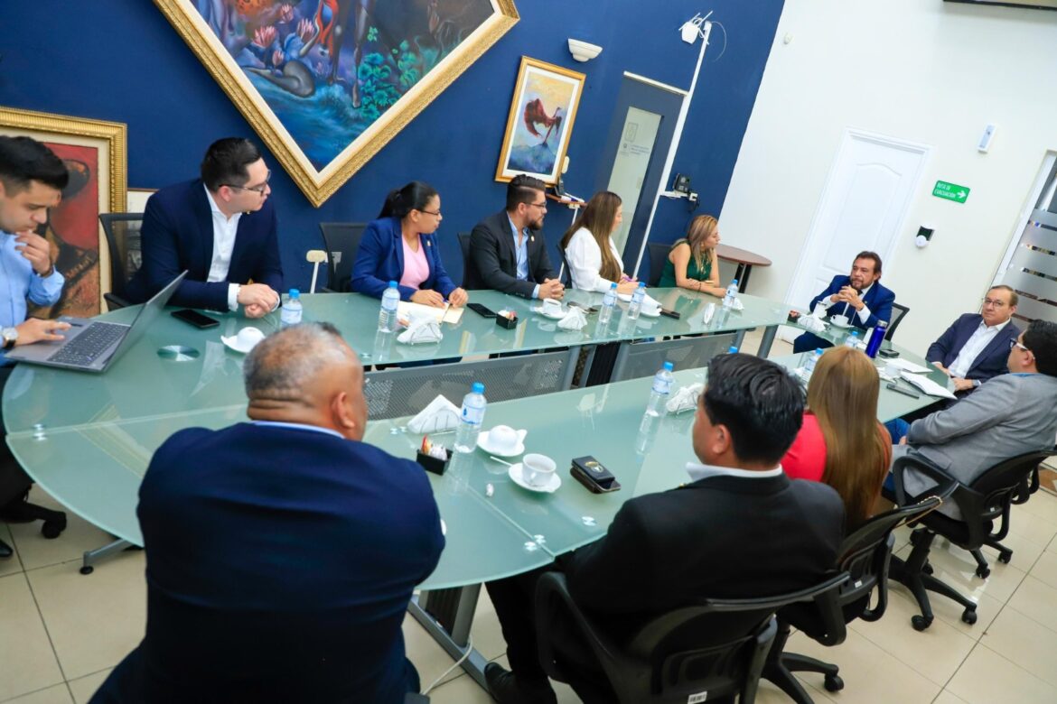 Vicepresidente Félix Ulloa se reúne con diputados del PARLACEN