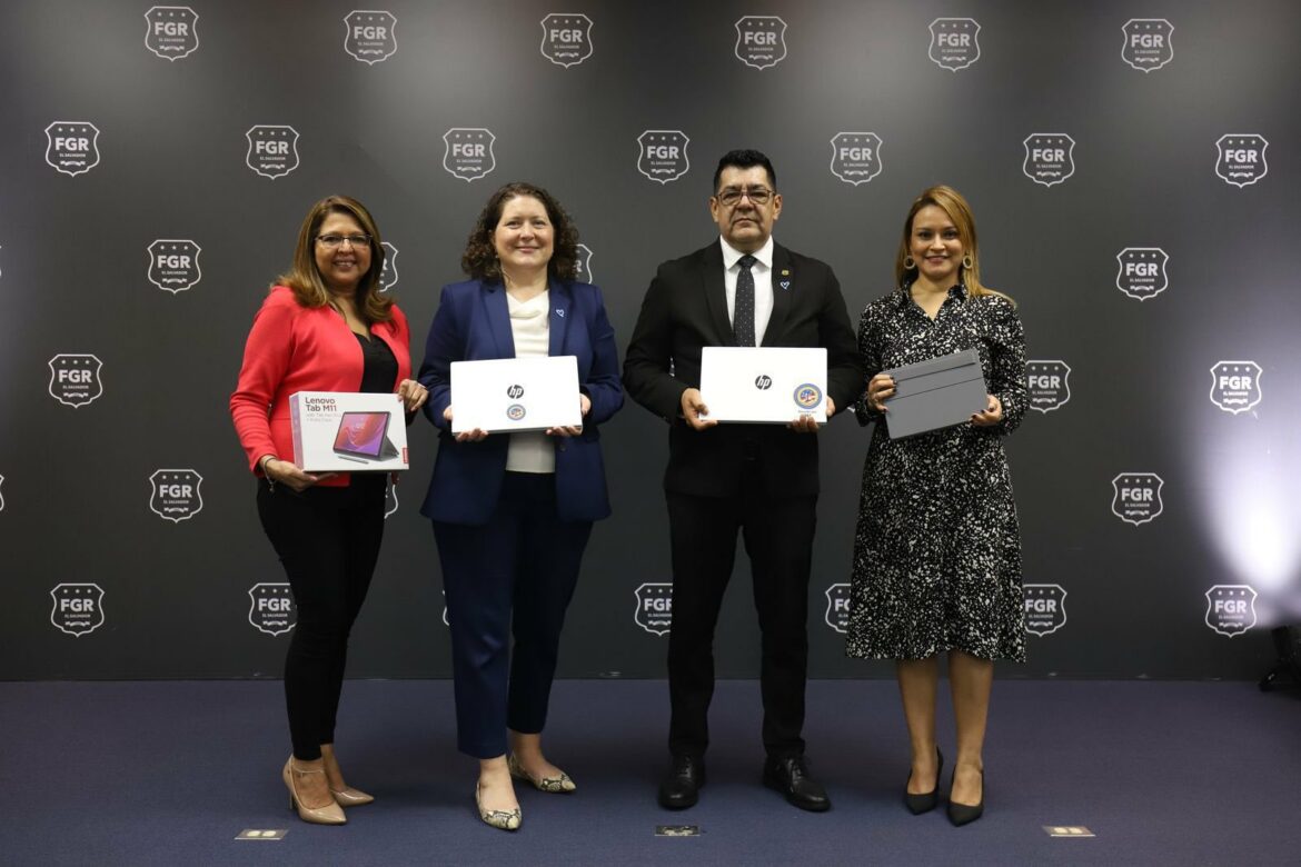Estados Unidos entrega equipo informático a la FGR y PNC para combatir el delito de Trata de Personas