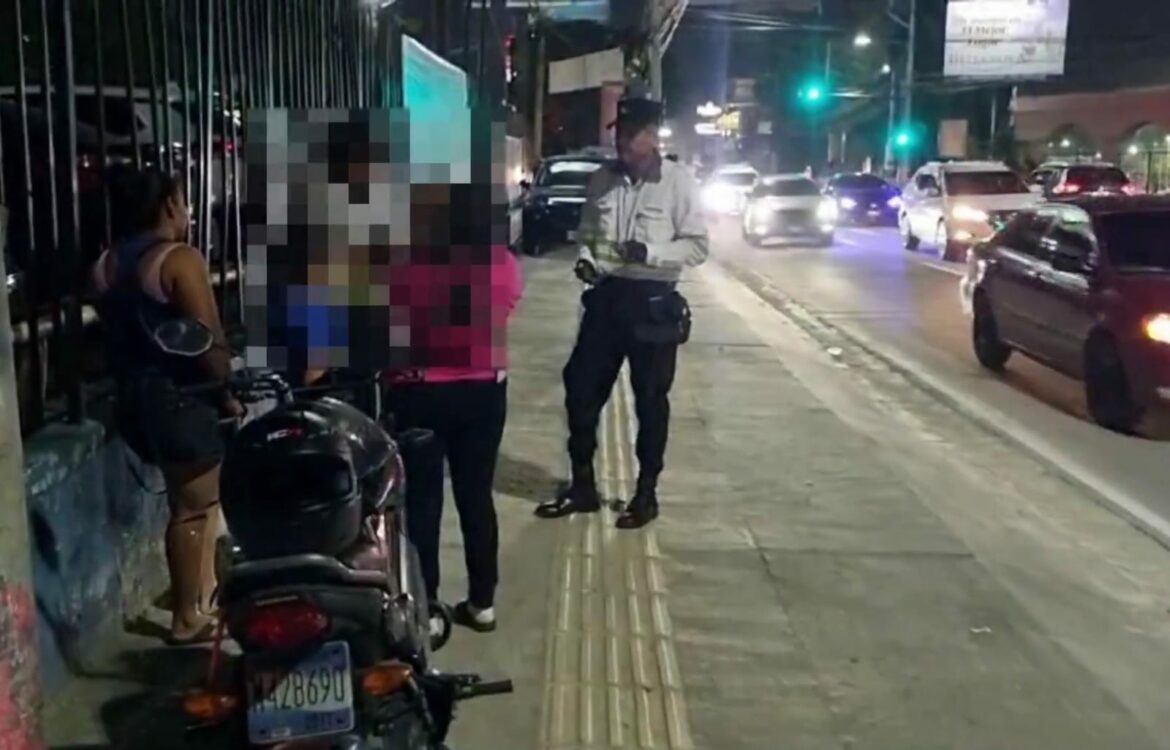 Más de $100 en multas para motociclista que transportaba 4 personas, incluidos dos menores de edad, sin casco