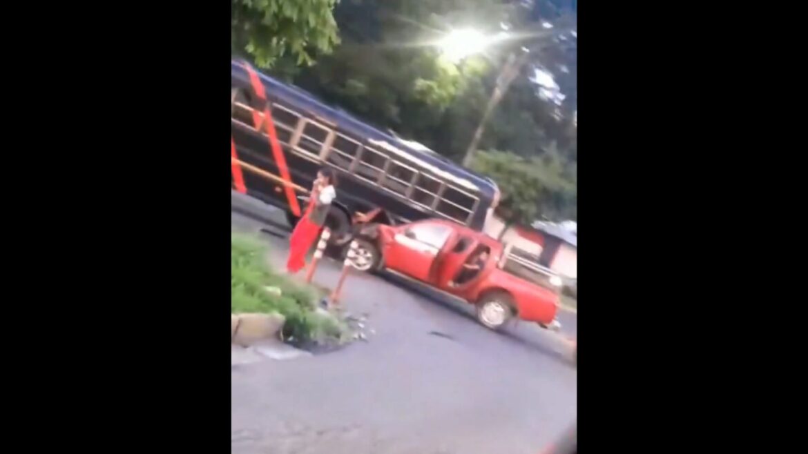 Pick up choca contra bus de la ruta 44 dejando a una persona lesionada