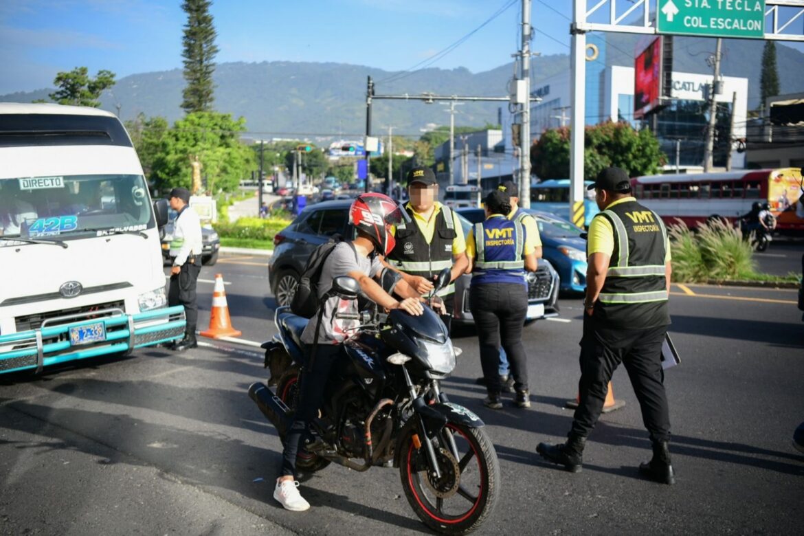 Caso del agente de tránsito que intentó sobornar a un motociclista pasa a instrucción formal