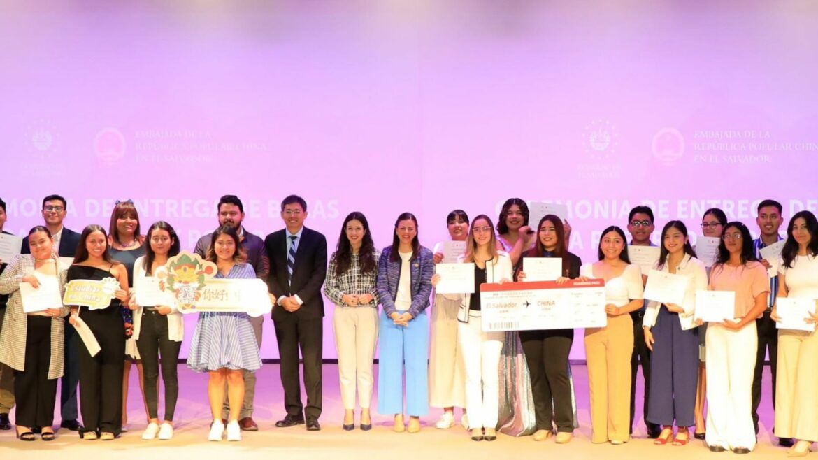 Entregan becas a 34 jóvenes para continuar su formación académica en universidades de China