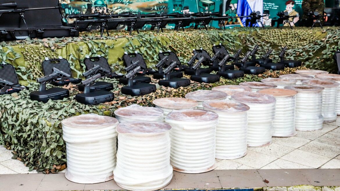 Entregan armamento y computadoras al personal operativo y administrativo de la Fuerza Armada